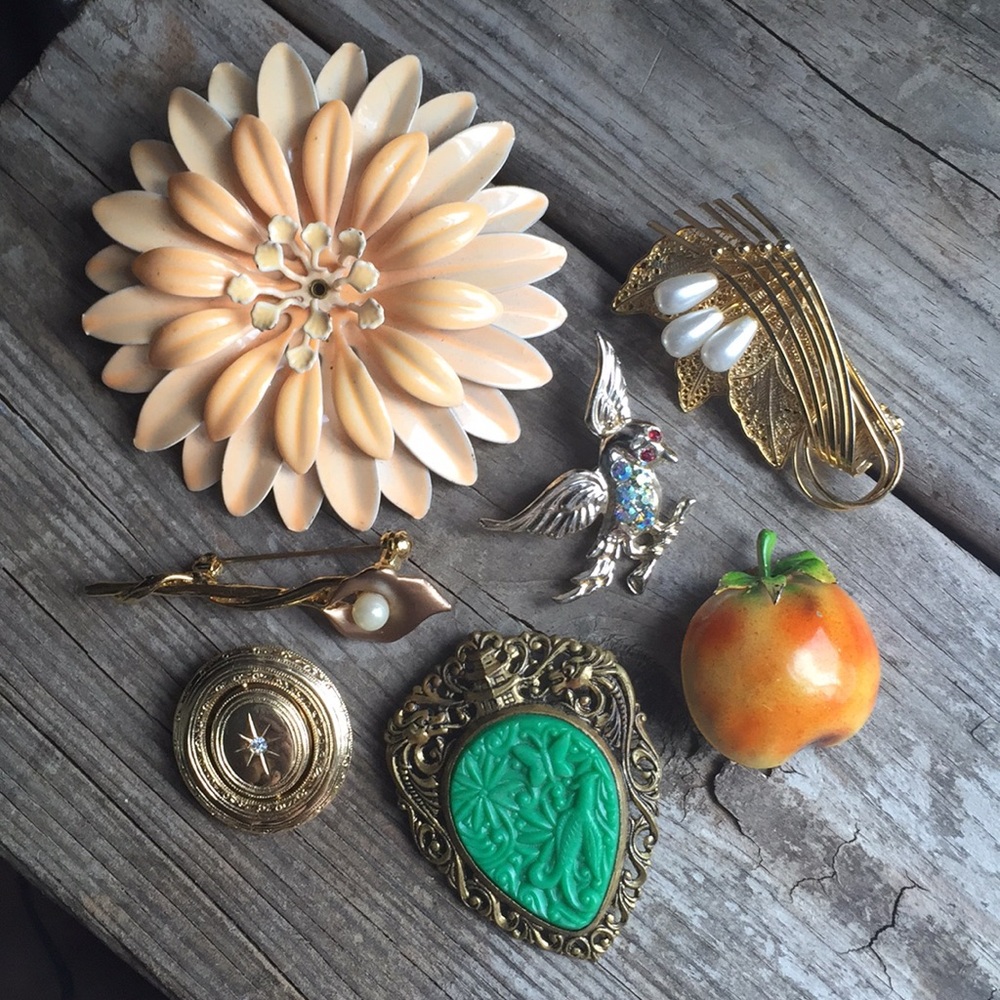 vintage lot of 7 brooches